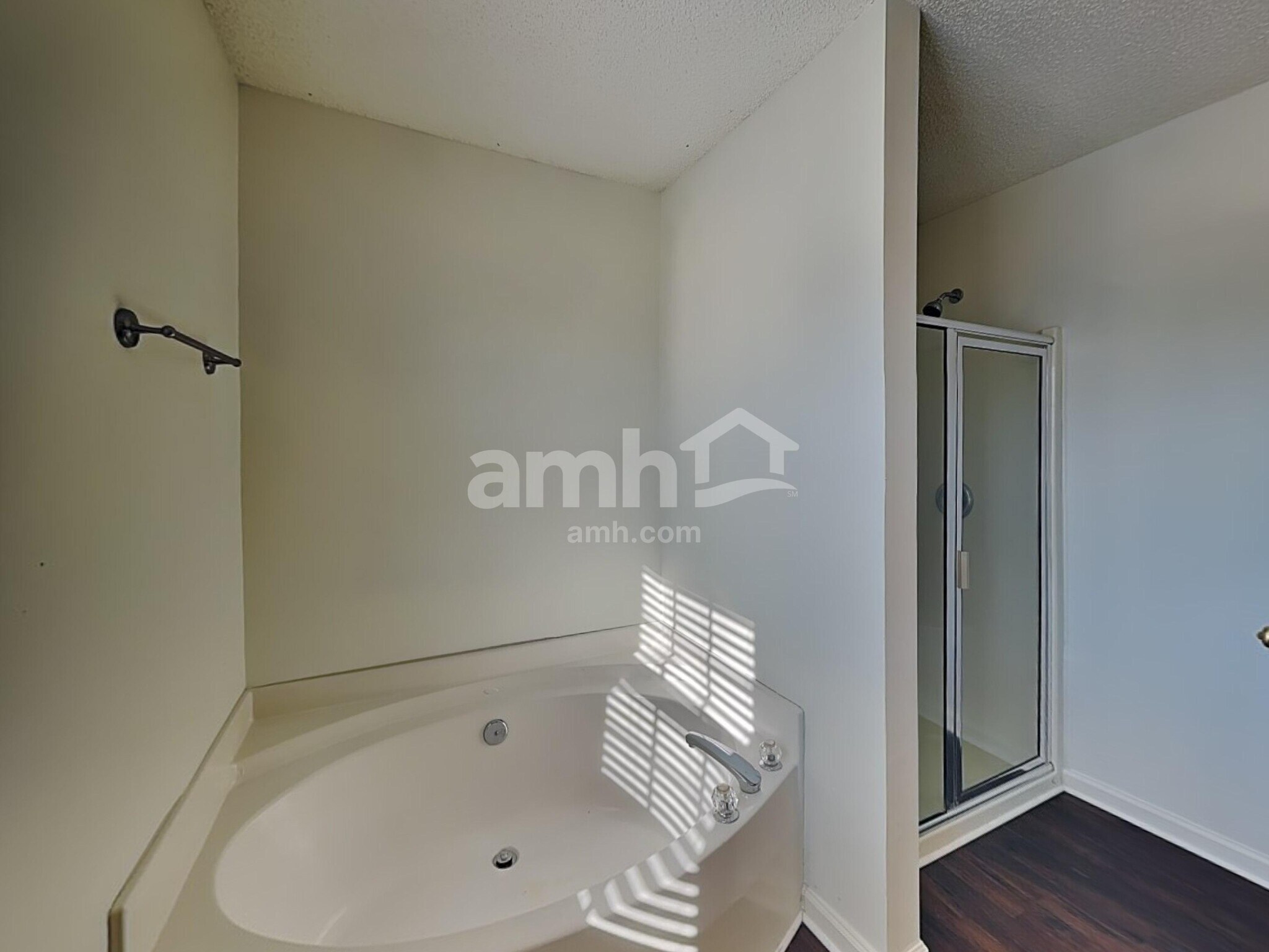Building Photo - 2410 Highland Park Dr