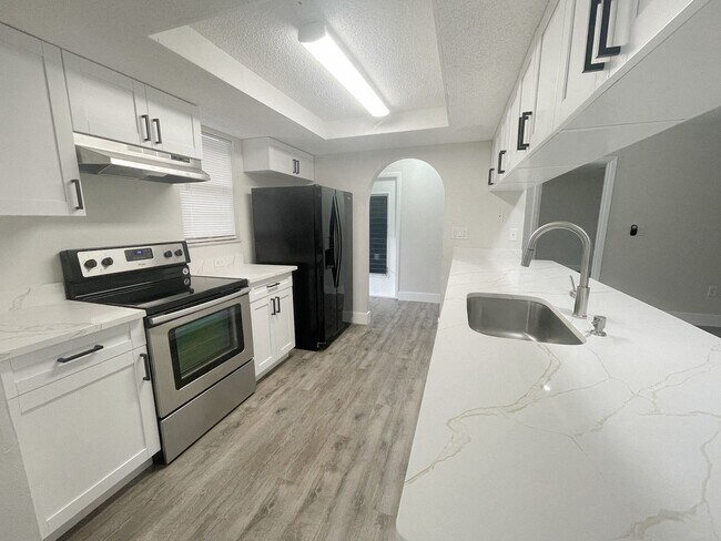 Building Photo - Beautifully updated 2/2, Available Now!