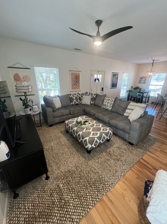 Building Photo - 4 Bedroom with Office Space Near Tulane/Loyola Text (510)-631-1171 for more info!
