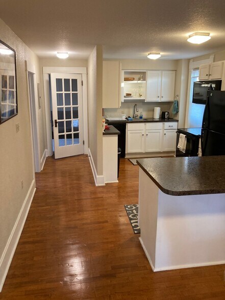 Kitchen Hall - 118 Pine St