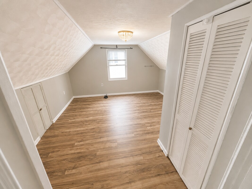Building Photo - 17 Greenview Ave