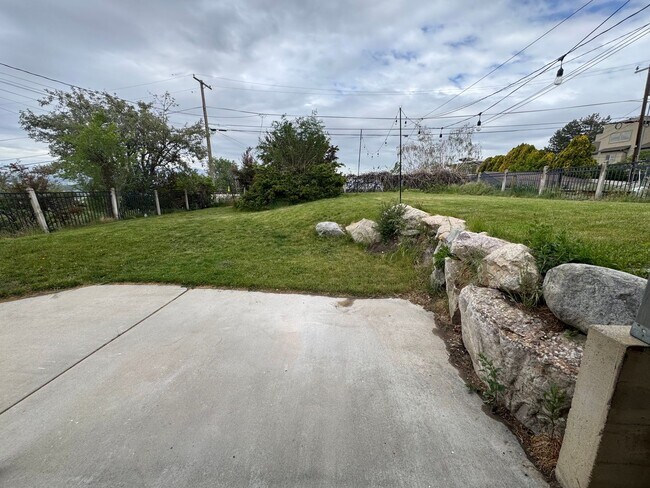 Building Photo - Beautiful duplex for rent near Capitol!