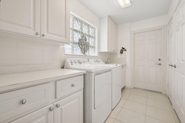 Building Photo - 10853 SW Elsinore Dr