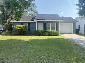 Building Photo - 7 Belfair Dr