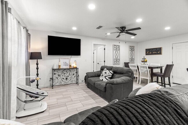 Building Photo - 4 bed 3 bath