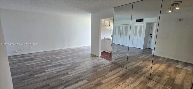 Building Photo - 17011 N Bay Rd