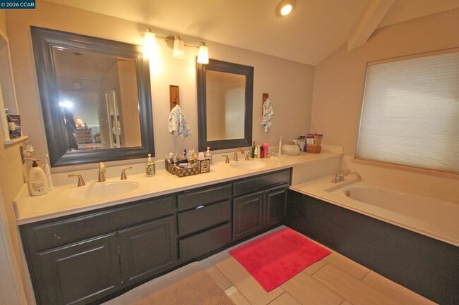 Building Photo - 243 Viewpoint Dr