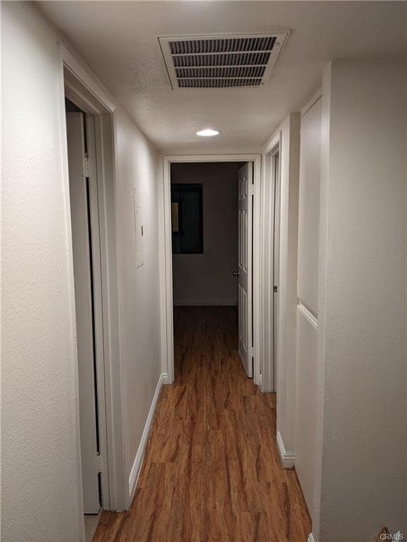 Building Photo - Updated 3br 2.5 bath near shopping & freeways