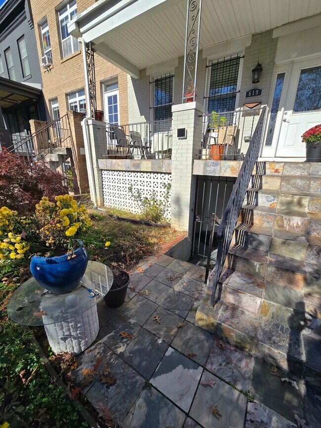 Building Photo - 619 Irving St NW