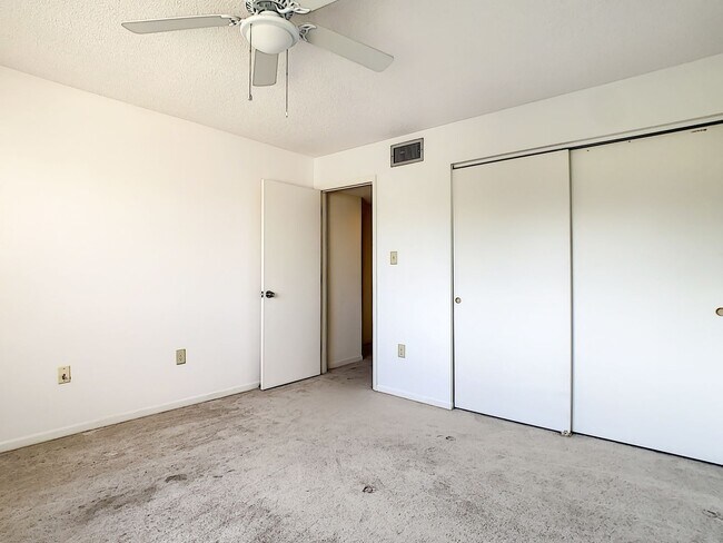 Building Photo - RARE 3 BEDROOM/ 2 BATH IN THE HIGHLY DESIR...