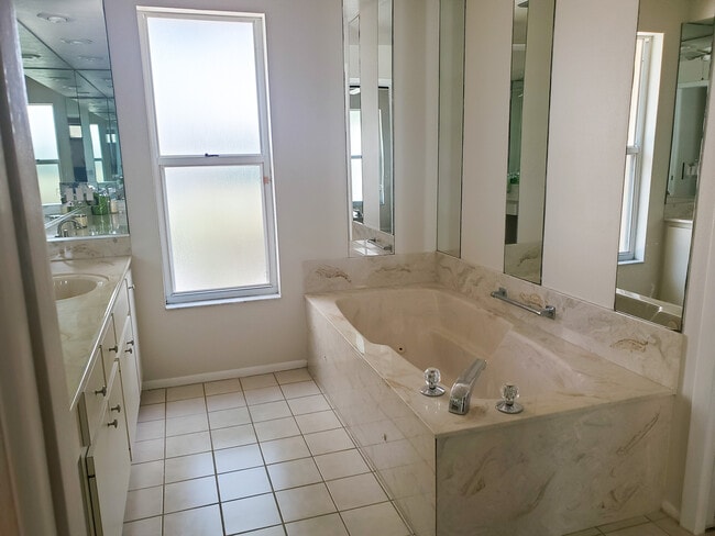 Master bath - 6960 Country Lakes Cir