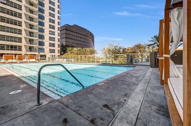 Building Photo - Luxury Elevated Living 1 Bed 1.5 Bath Condo at Skyline OC