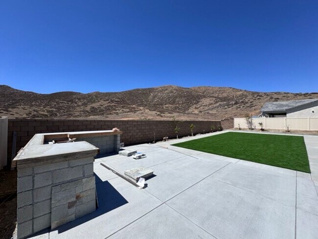 Building Photo - Spacious 5BD/3BA Home with Loft, Solar & B...