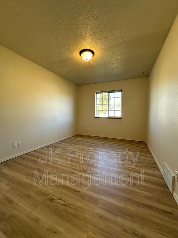 Building Photo - 608 Swan Ct