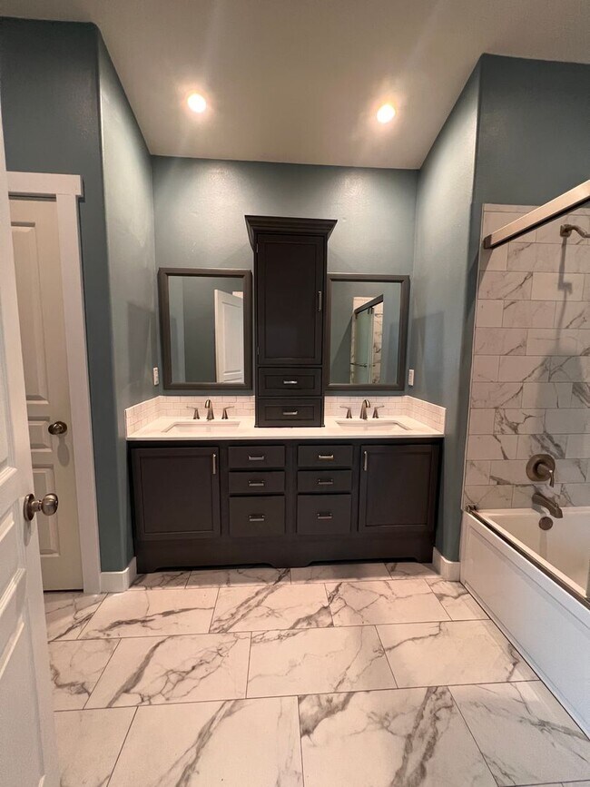 Building Photo - Private location in Crossroad Neighborhood!