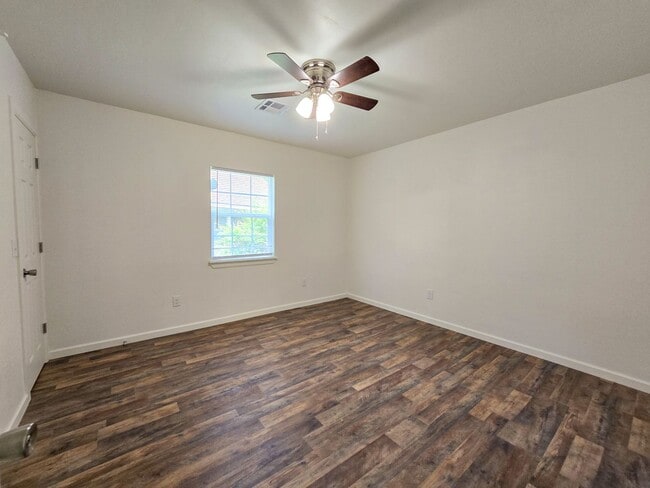 Building Photo - 3 Bedroom, 1 Bath Home in Shawnee!