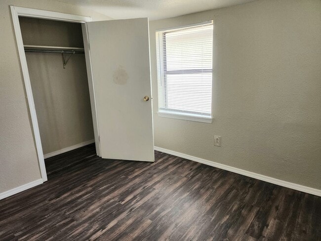 Building Photo - 905/907 N Ave K - duplex
