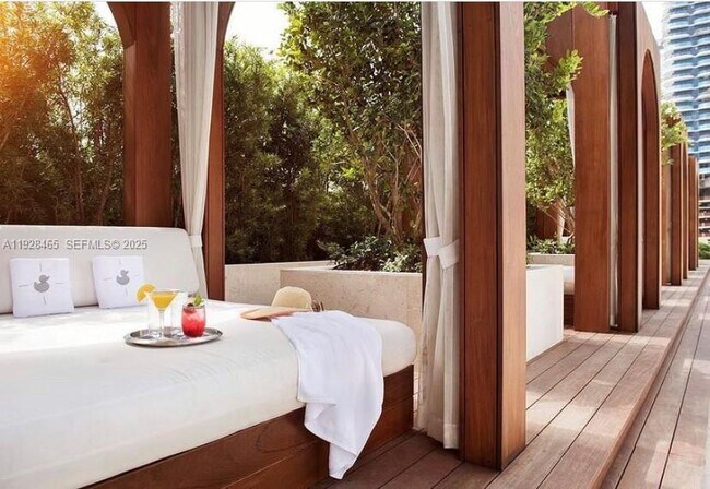 Building Photo - 801 S Miami Ave