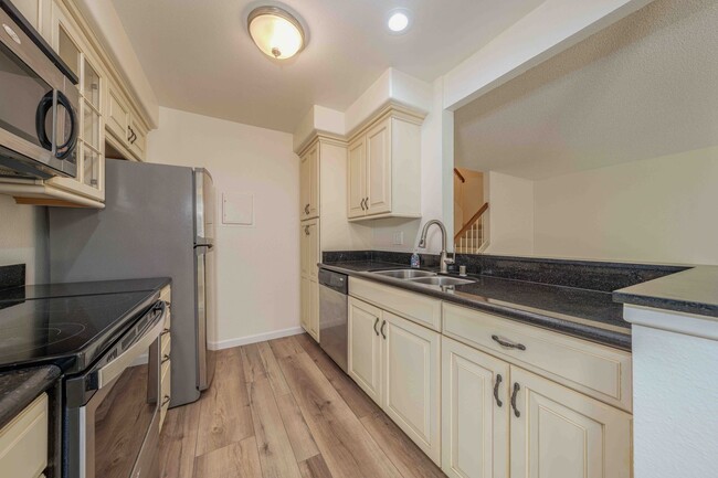 Primary Photo - Conveniently located 2 Bedroom Condo in Bu...