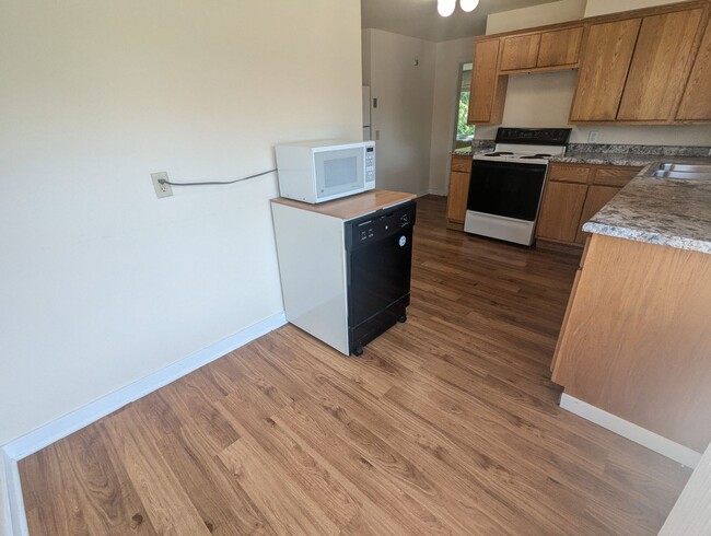 Building Photo - Large 1 Bedroom Plus Den