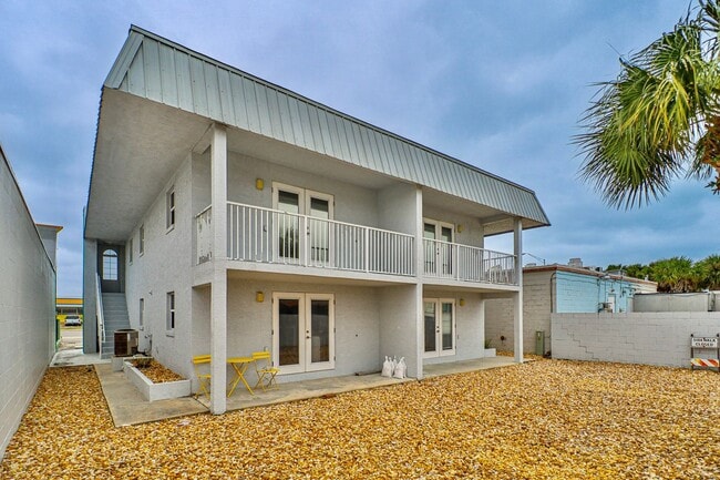 Building Photo - AVAILABLE MARCH 15TH 2026 -Downtown Flagler Beach Furnished 3 bedroom 1 bath!