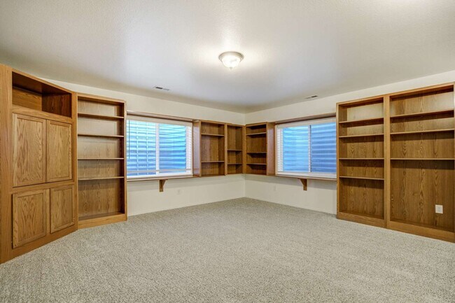 Building Photo - D20 5bdrm Home on Quiet Street in North Colorado Springs Area