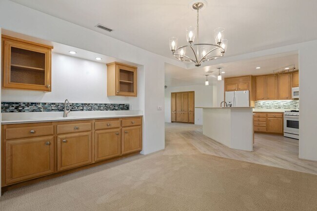 Building Photo - Extremely Rare Opportunity – 2 Bed / 2 Bat...