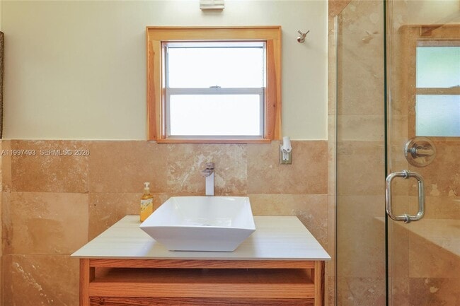 Building Photo - 521 NE 74th St