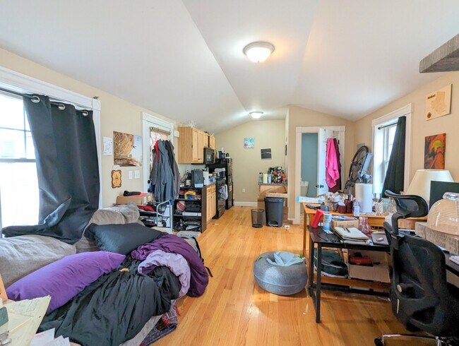 Building Photo - 20 Bellevue St