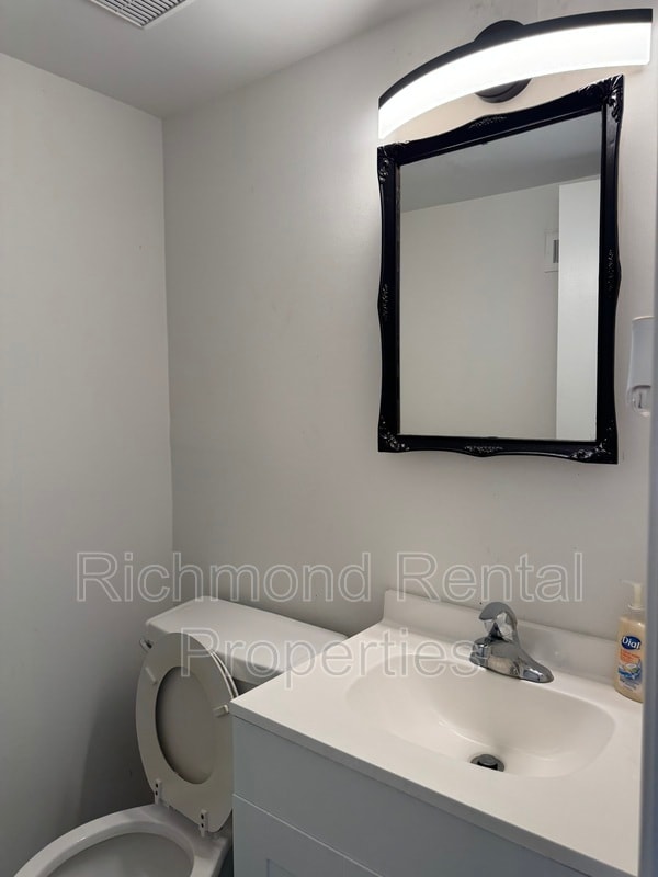 Building Photo - 2241 Kingsbrook Dr