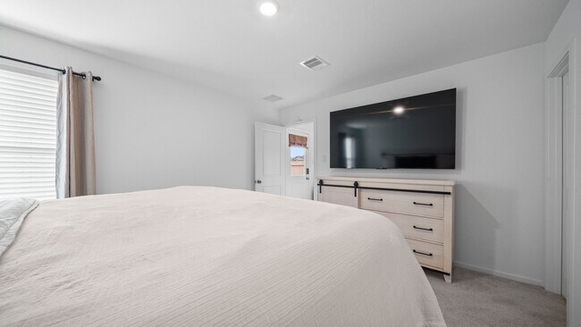 Building Photo - 633 Craven St