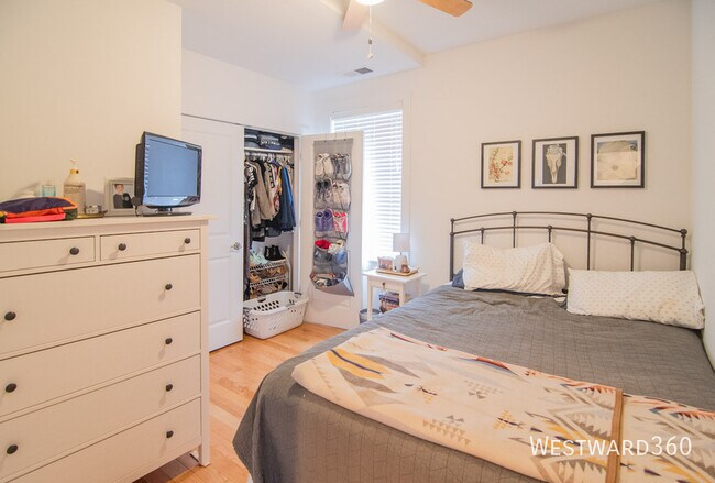 Building Photo - 2535 W North Ave