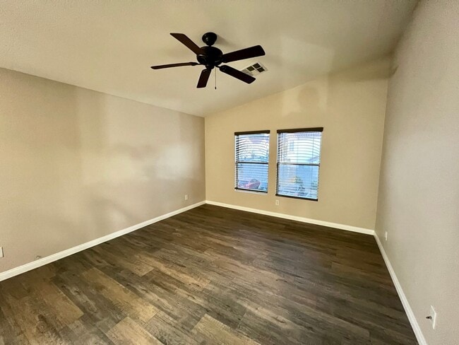 Building Photo - BEAUTIFUL 2BD/2BA SOUTHEAST