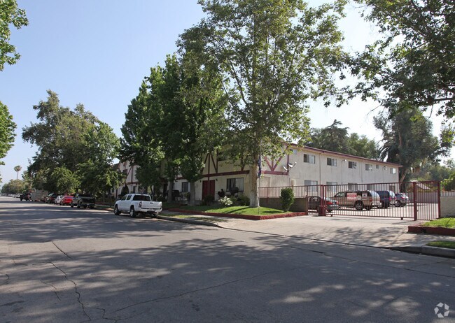 Primary Photo - Lennox Court Townhouses