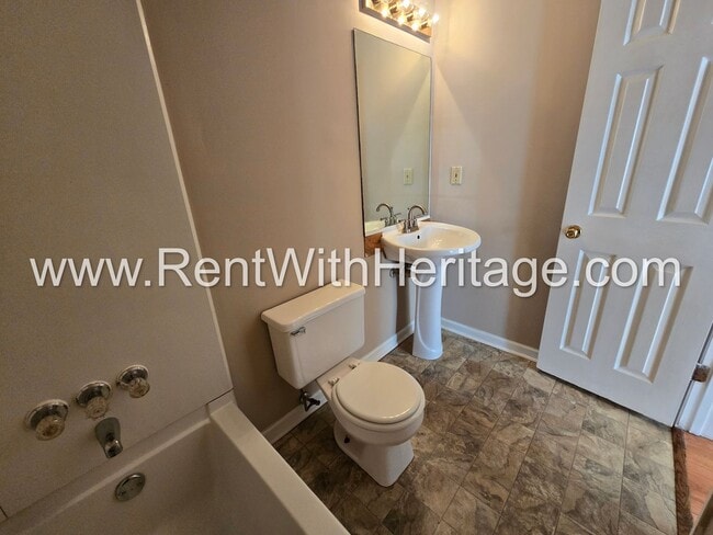 Building Photo - WOW!!! GORGEOUS DUPLEX / GREAT ROOMMATE FLOORPLAN / UPGRADES / GREAT LOCATION / PRIVATE YARD