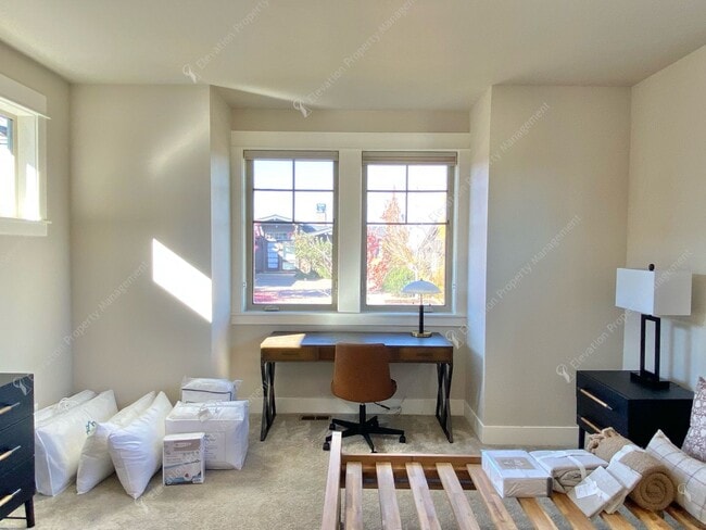 Building Photo - Luxury Single-Level 3BR - 3.5BA Living in Tetherow