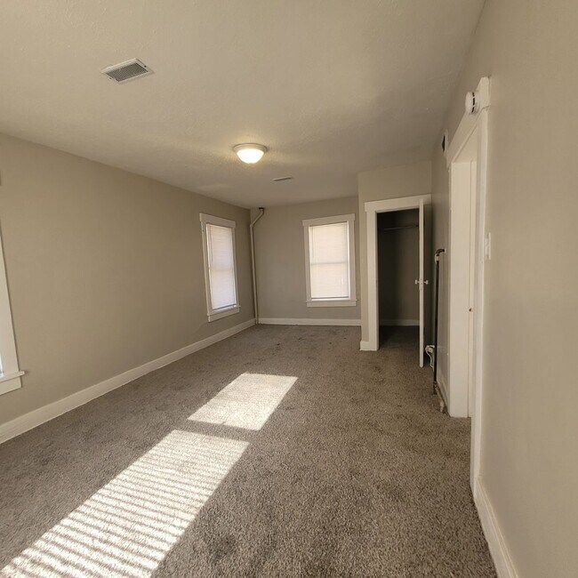 Building Photo - 1527 SW Mulvane St