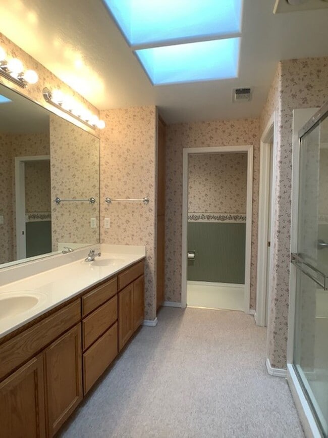 Building Photo - Three bedroom home in gated Alder Creek Community! | Available December