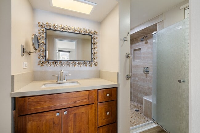 Building Photo - High floor, corner unit at Makiki Towers. Partially furnished, renovated 2-bedroom, 1.5 bathroom ...