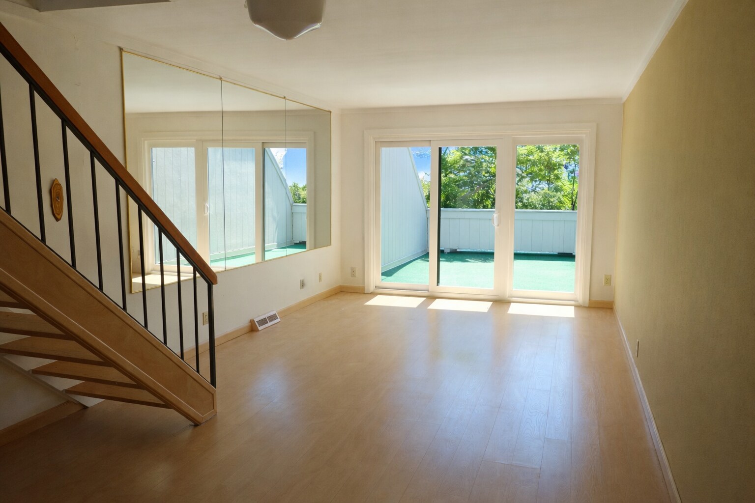 Building Photo - 624 Summit House