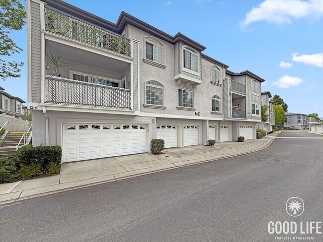 Building Photo - Comfortable 2BD/2BA Condo in La Jolla with Dual Garages, In-Unit Laundry & Pool Access