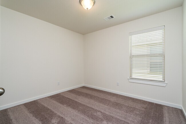Building Photo - 40315 S Hill Pass