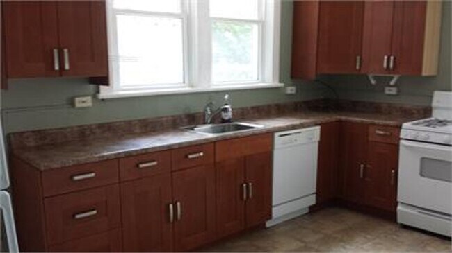 Building Photo - Beautiful Townhome on Quiet Street in the ...