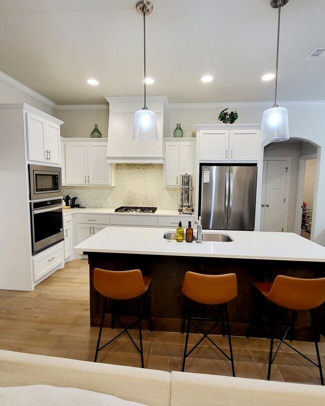 Building Photo - You Could Call This Beautiful 4-Bed, 2-Bat...