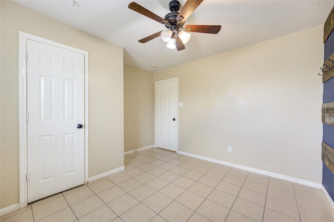Building Photo - 9550 Thousand Oaks Loop