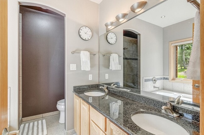 Building Photo - Flexible lease terms! Garage! Beautiful views!