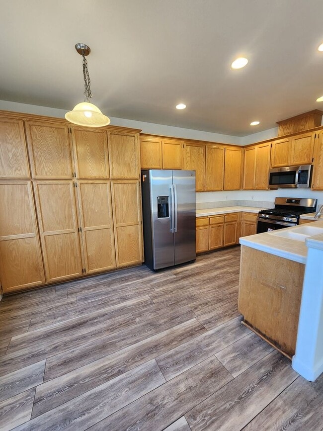 Building Photo - Gorgeous 4 Bed, 2 Bath Home with Large Garage and Fenced Backyard