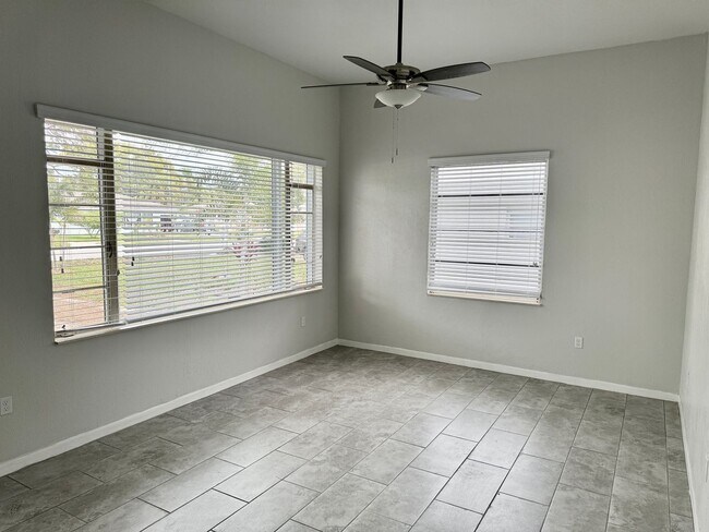 Building Photo - Stunningly Renovated 2/1 near the water av...