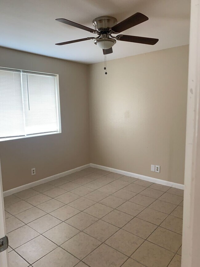 Building Photo - Newly refreshed spacious 2bedrooms,2 baths duplex in Eagle Lake, TX.