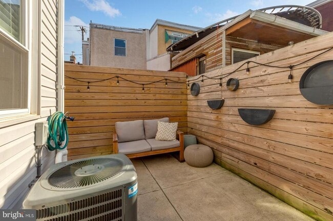 Building Photo - 2531 Collins St